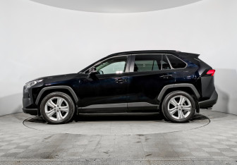 Подержанный автомобиль Toyota RAV4 2020 года (8 фото)
