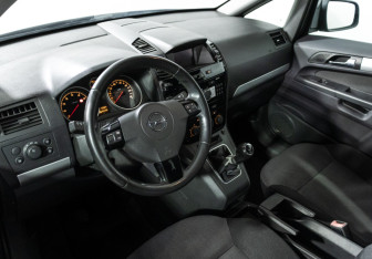 Подержанный автомобиль Opel Zafira Compactvan 2010 года (11 фото)