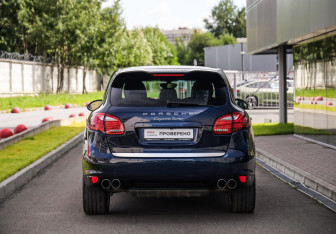Подержанный автомобиль Porsche Cayenne 2010 года (7 фото)