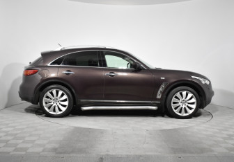 Подержанный автомобиль Infiniti FX 2008 года (4 фото)