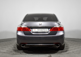 Подержанный автомобиль Honda Accord Sedan 2013 года (6 фото)