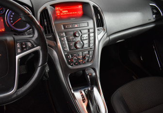 Подержанный автомобиль Opel Astra Wagon 2012 года (18 фото)