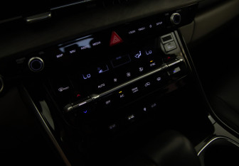 Подержанный автомобиль Kia Carnival 2023 года (18 фото)