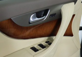 Подержанный автомобиль Infiniti QX70 2013 года (16 фото)