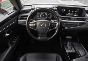 Подержанный автомобиль Lexus ES 2019 года (15 фото)
