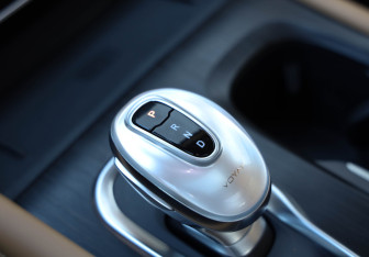 Подержанный автомобиль Voyah Dream 2023 года (19 фото)