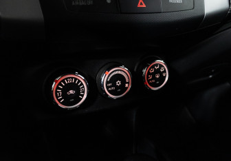 Подержанный автомобиль Citroen C-Crosser 2012 года (15 фото)