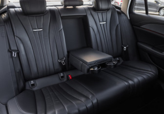 Подержанный автомобиль Hongqi H5 2023 года (32 фото)