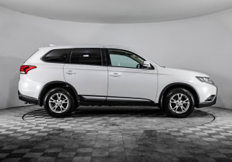 Подержанный автомобиль Mitsubishi Outlander 2018 года (4 фото)