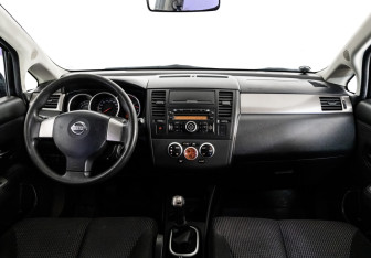 Подержанный автомобиль Nissan Tiida Hatchback 2010 года (10 фото)