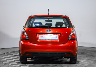 Подержанный автомобиль Kia Rio Hatchback 2009 года (6 фото)