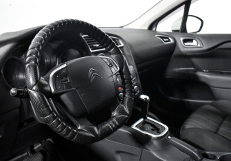 Подержанный автомобиль Citroen C4 Hatchback 2012 года (9 фото)