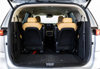 Подержанный автомобиль Kia Carnival 2022 года (30 фото)