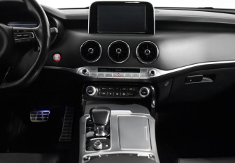 Подержанный автомобиль Kia Stinger 2018 года (22 фото)