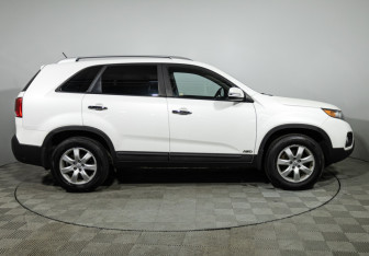 Подержанный автомобиль Kia Sorento 2012 года (4 фото)