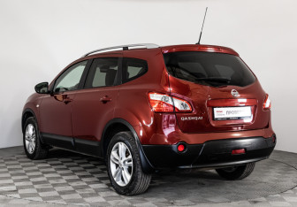 Подержанный автомобиль Nissan Qashqai+2 2011 года (7 фото)