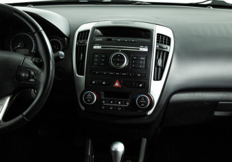 Подержанный автомобиль Kia Ceed Hatchback 2011 года (14 фото)