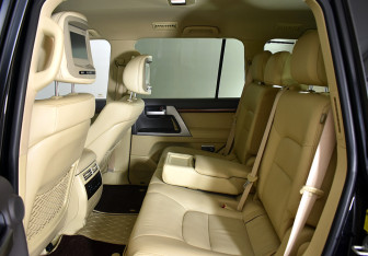 Подержанный автомобиль Toyota Land Cruiser Suv 2015 года (40 фото)