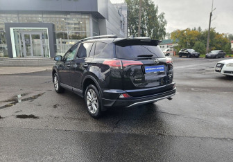 Подержанный автомобиль Toyota RAV4 2017 года (6 фото)