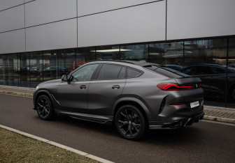 Подержанный автомобиль BMW X6 2022 года (6 фото)