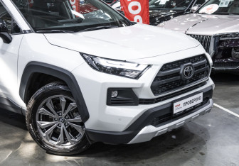 Подержанный автомобиль Toyota RAV4 2023 года (7 фото)