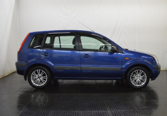Подержанный автомобиль Ford Fusion 2006 года (4 фото)