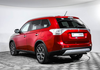 Подержанный автомобиль Mitsubishi Outlander 2014 года (7 фото)