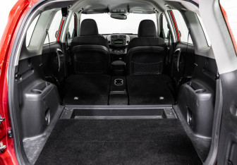 Подержанный автомобиль Toyota RAV4 2010 года (20 фото)