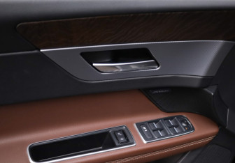 Подержанный автомобиль Jaguar XF Sedan 2017 года (11 фото)