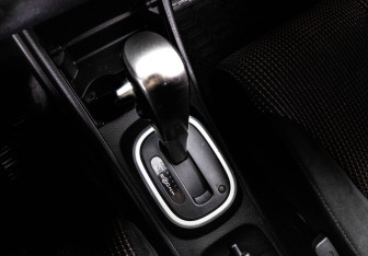 Подержанный автомобиль Nissan Tiida Hatchback 2010 года (18 фото)