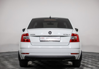 Подержанный автомобиль Skoda Octavia Liftback 2018 года (6 фото)