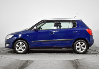 Подержанный автомобиль Skoda Fabia Hatchback 2011 года (8 фото)