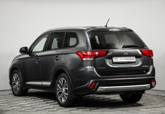 Подержанный автомобиль Mitsubishi Outlander 2016 года (7 фото)