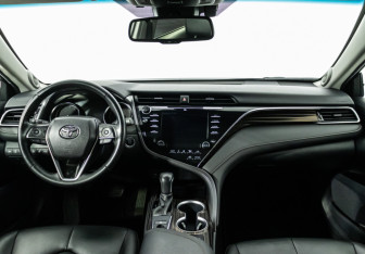 Подержанный автомобиль Toyota Camry Sedan 2018 года (25 фото)