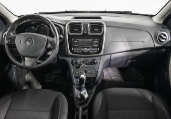 Подержанный автомобиль Renault Sandero 2016 года (13 фото)