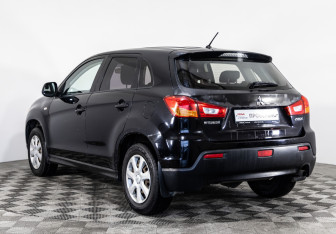 Подержанный автомобиль Mitsubishi ASX 2012 года (7 фото)