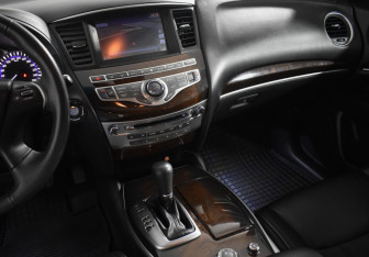 Подержанный автомобиль Infiniti JX 2013 года (25 фото)