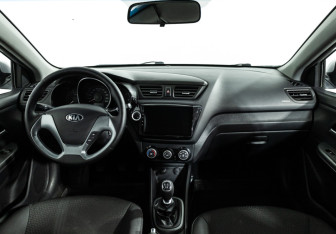 Подержанный автомобиль Kia Rio Sedan 2015 года (13 фото)
