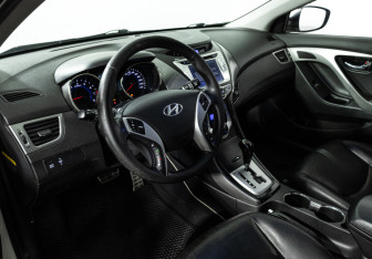 Подержанный автомобиль Hyundai Avante Sedan 2011 года (11 фото)