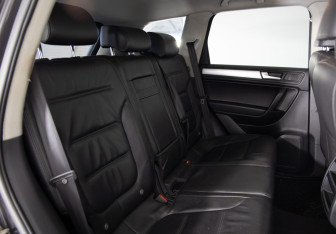 Подержанный автомобиль Volkswagen Touareg 2012 года (12 фото)