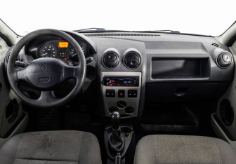 Подержанный автомобиль Renault Logan Sedan 2007 года (10 фото)