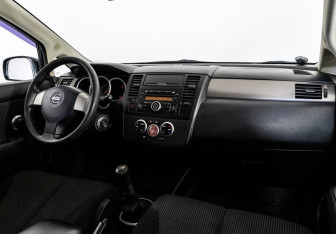 Подержанный автомобиль Nissan Tiida Hatchback 2010 года (9 фото)