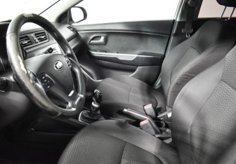 Подержанный автомобиль Kia Rio Sedan 2017 года (10 фото)
