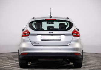 Подержанный автомобиль Ford Focus Hatchback 2019 года (6 фото)
