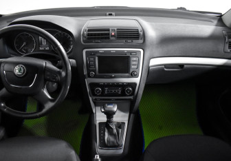 Подержанный автомобиль Skoda Octavia Liftback 2009 года (15 фото)