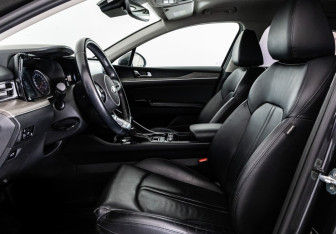 Подержанный автомобиль Kia K5 2021 года (21 фото)