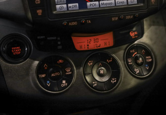Подержанный автомобиль Toyota RAV4 2010 года (17 фото)