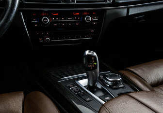 Подержанный автомобиль BMW X5 2015 года (17 фото)