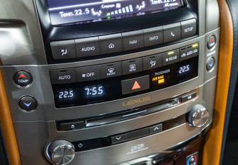 Подержанный автомобиль Lexus LX 2012 года (22 фото)