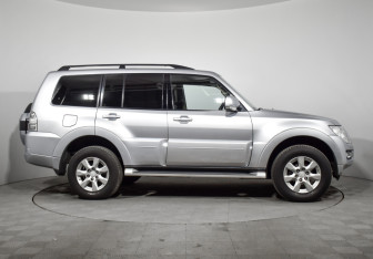 Подержанный автомобиль Mitsubishi Pajero 2014 года (4 фото)